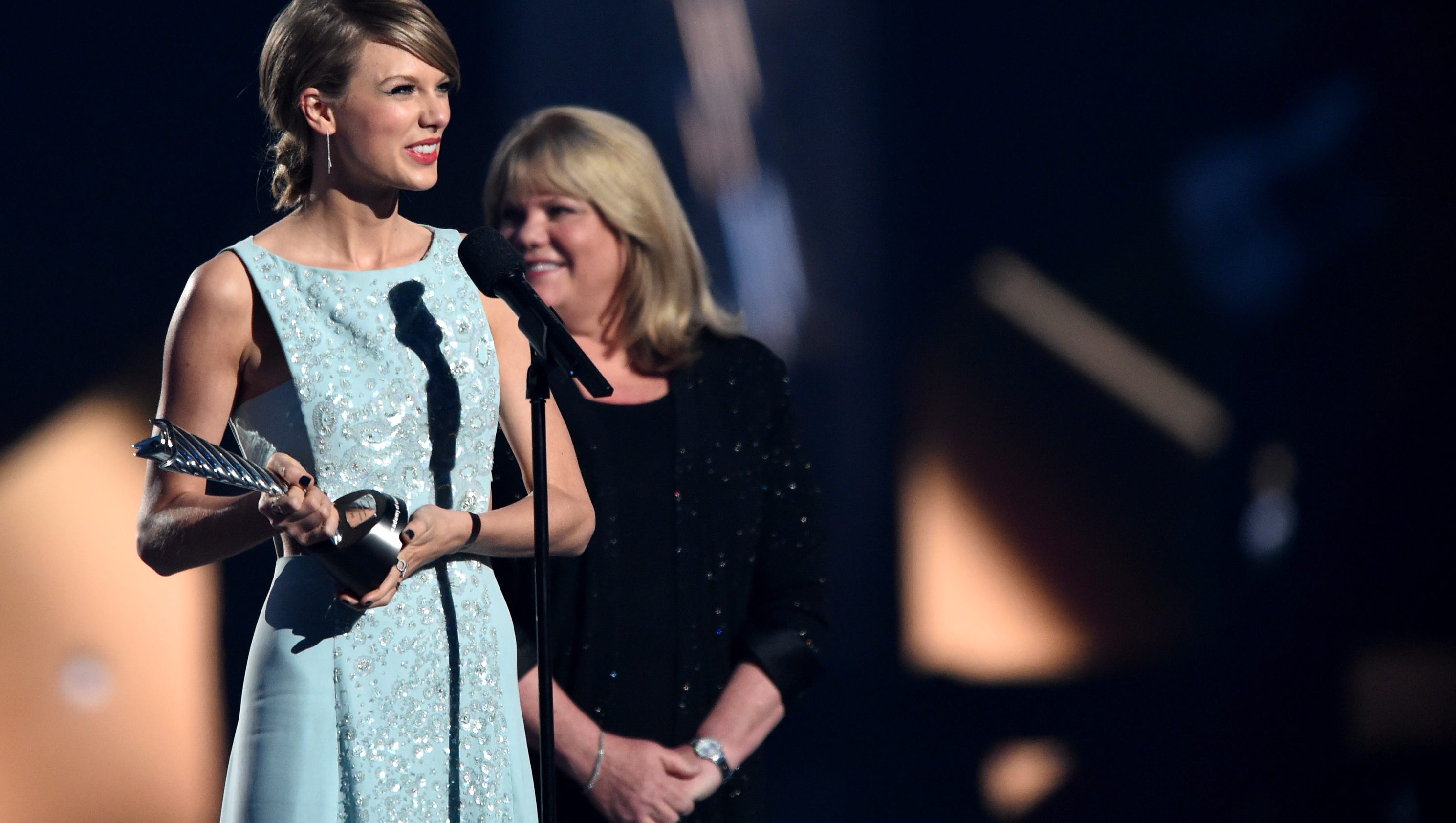 Taylor Swift Comforts A Fan Whose Mom Died