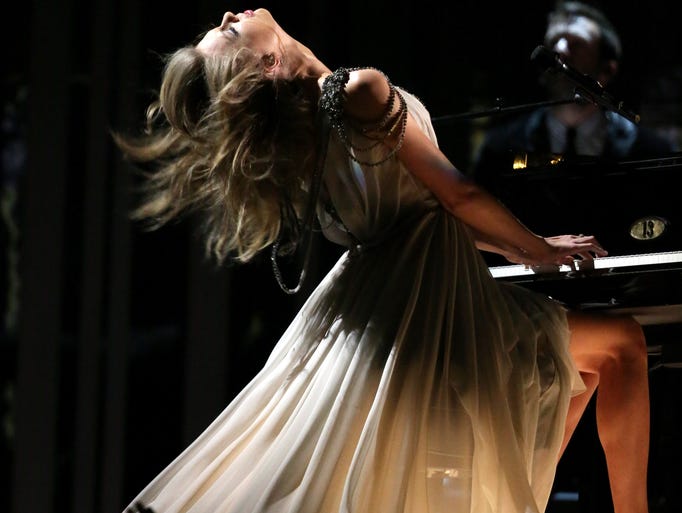 Taylor Swift's hair flip, which was one of the most talked-about topics of the 2014 Grammys, is one of the singer's favorite moves. Let's take a look at her signature poses, starting with the flip.