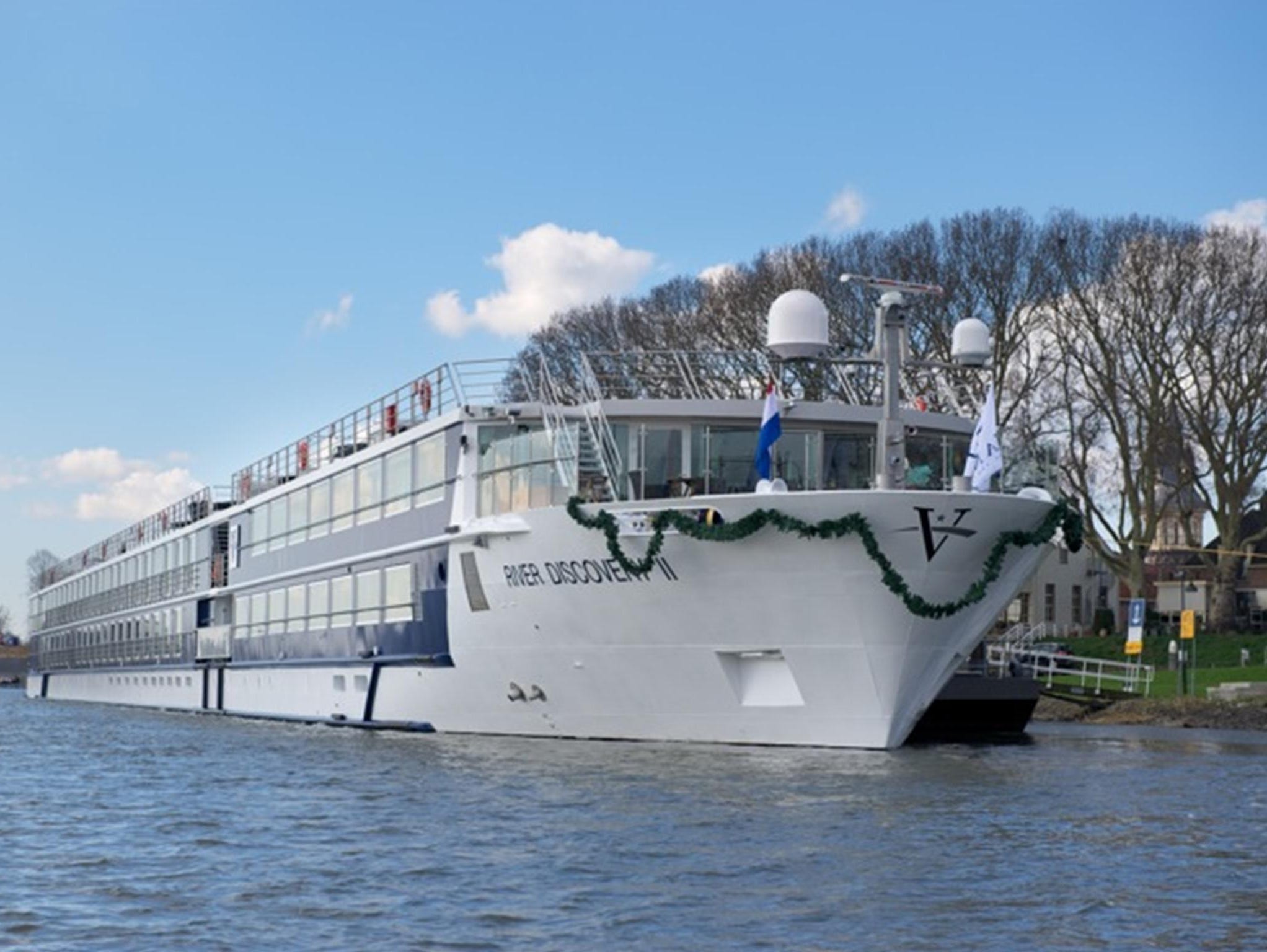 Cruise ship tours Vantage Deluxe World Travel's River Discovery II