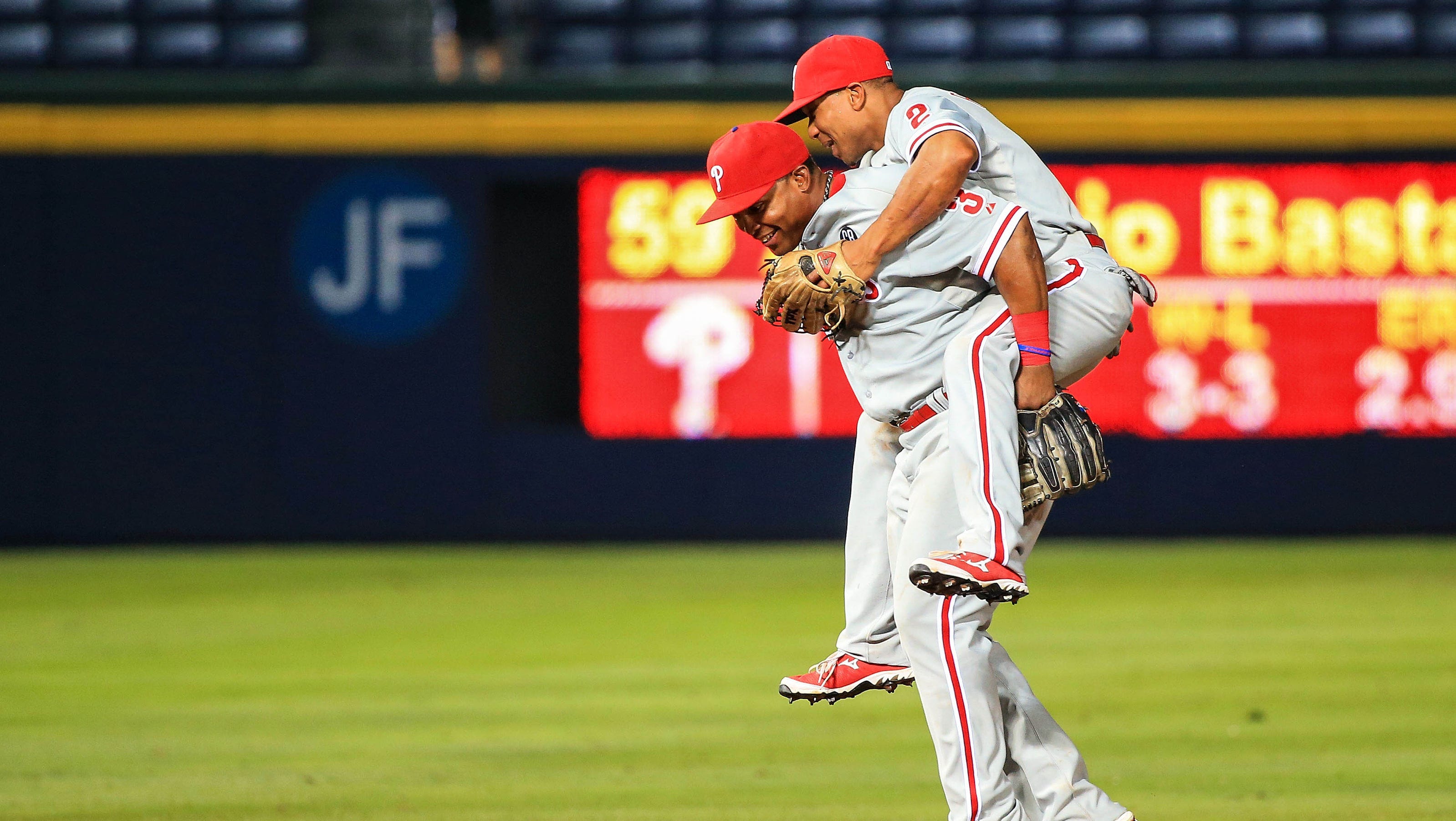 Phillies score 5 in 13th inning, beat Braves 61