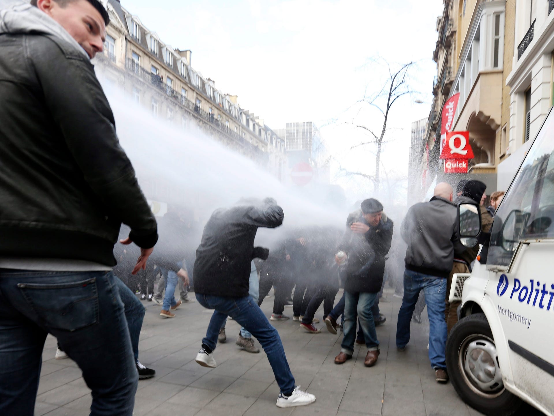 Anti-Islamic State demonstrators clash with police