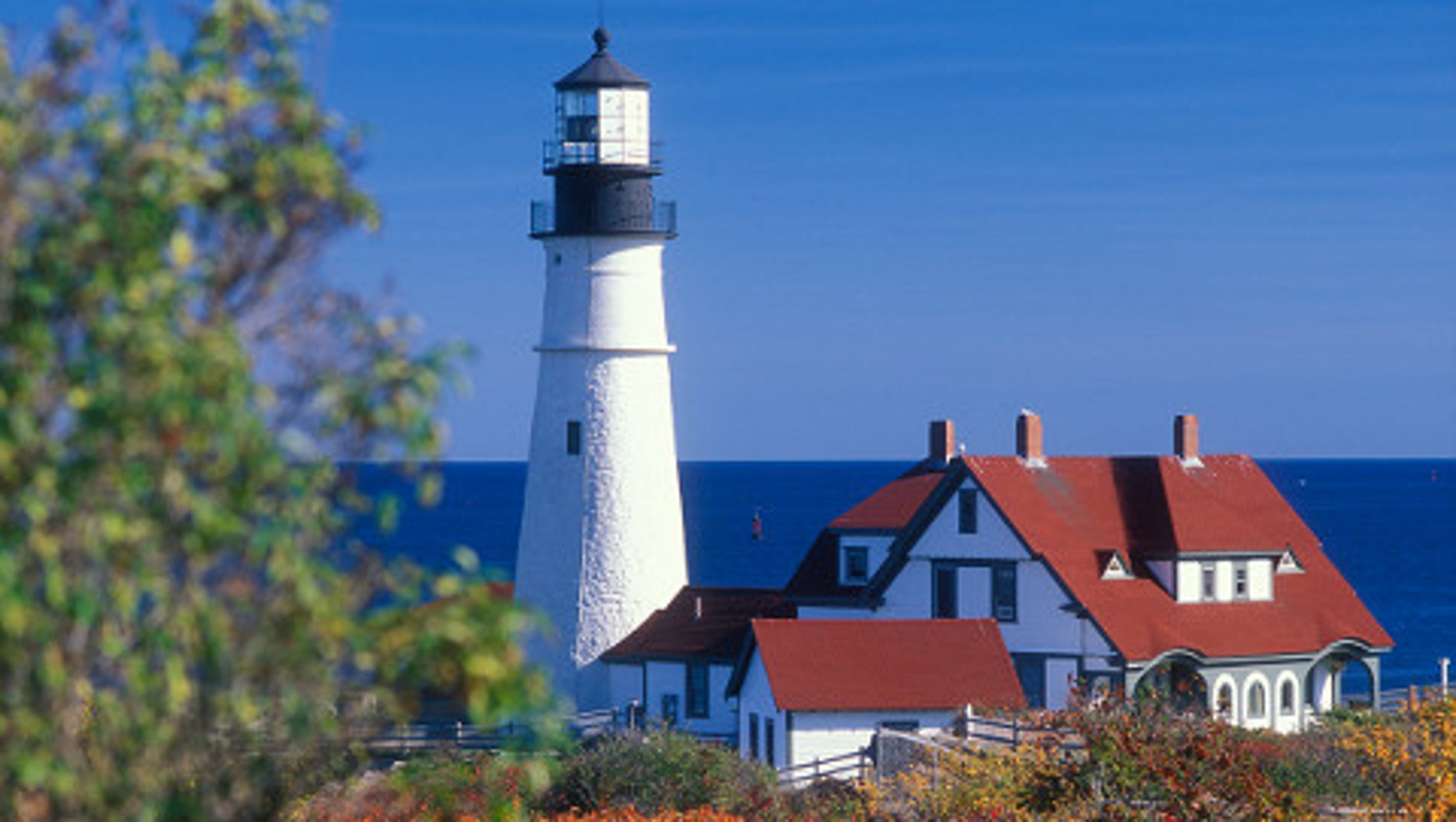 Maine's scenic lighthouses3200 x 1680