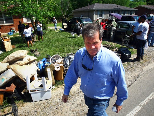 Metro Mayor Karl Dean visits with residents as they