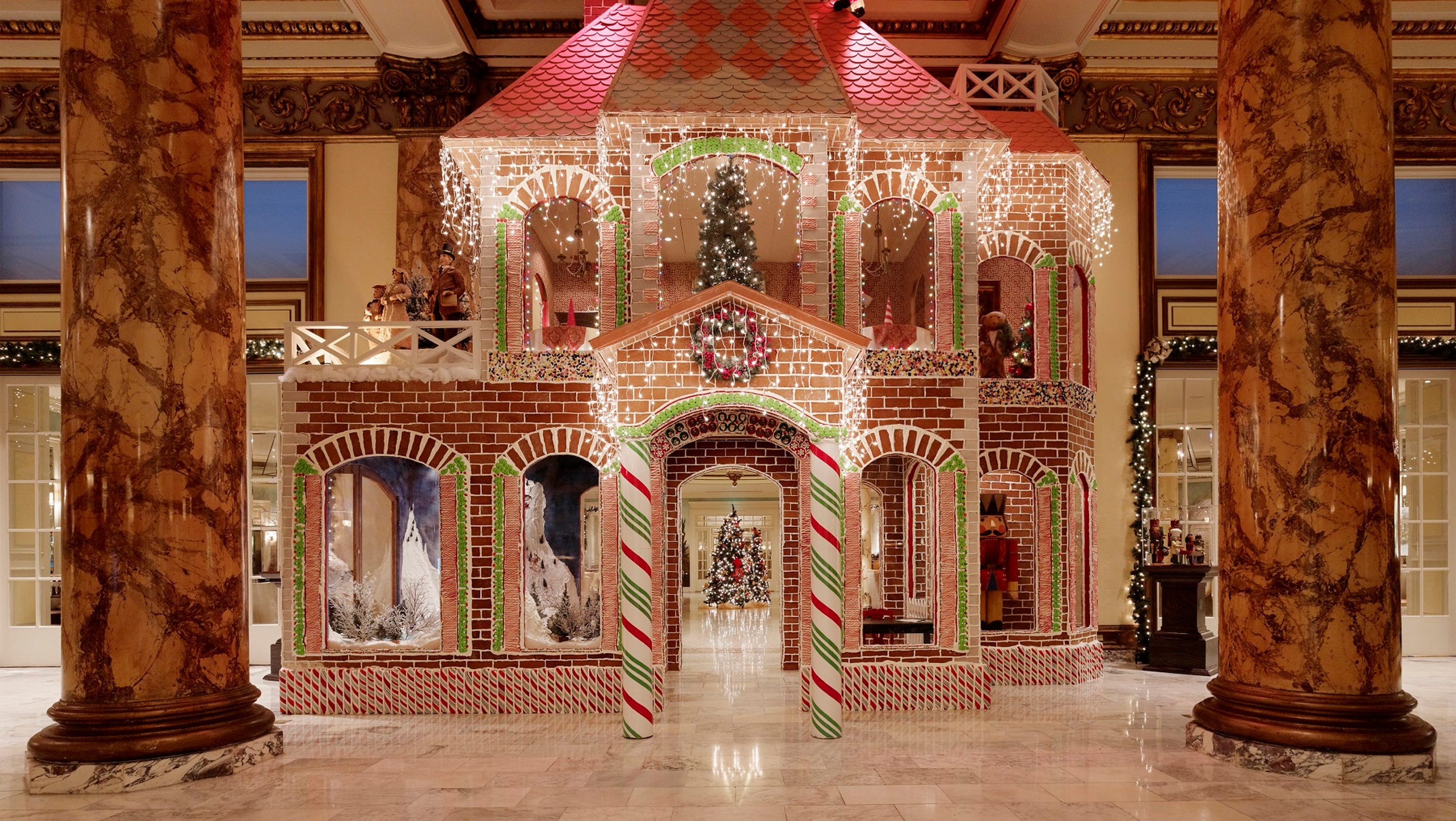 Amazing gingerbread house displays3200 x 1680