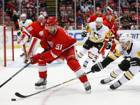 Red Wings finish strong late to knock out Pittsburgh, 6-3 636200224997636867-AP-Penguins-Red-Wings-Hockey-2-