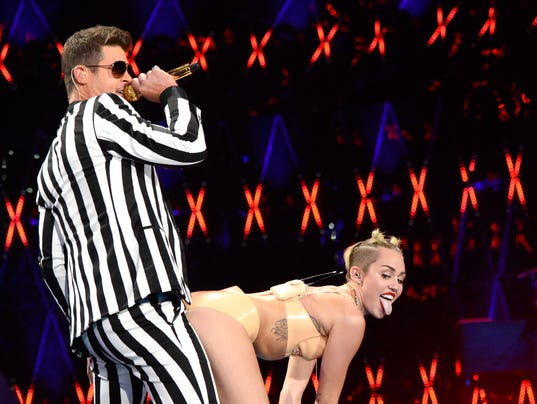 Mileys Vma Performance Shocks Celebs