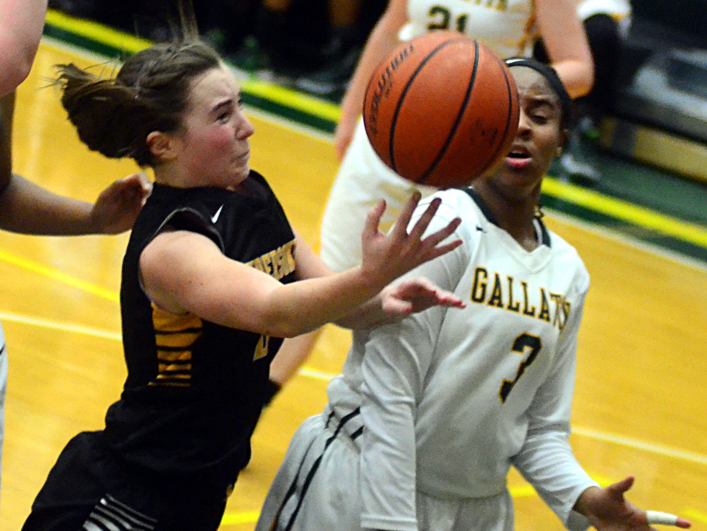 Hendersonville High senior point guard Carleigh Short releases an interior shot as Gallatin senior Rene Hudson defends during second-quarter action. Short scored 22 points in the Lady Commandos’ 53-47 victory on Tuesday evening.