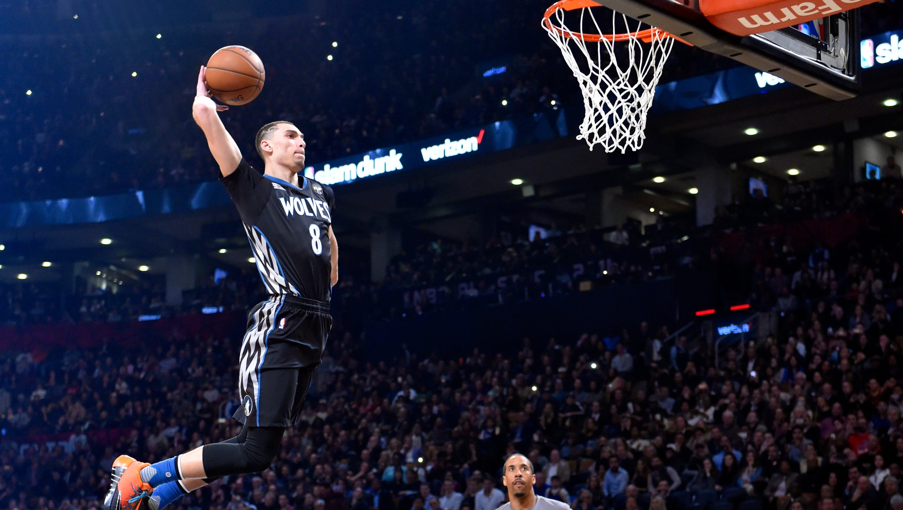 Zach LaVine puts on a show to win second straight dunk contest