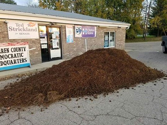 LOL: Load of manure dumped at Democratic Party HQ in Ohio 636133503971874343-Manure