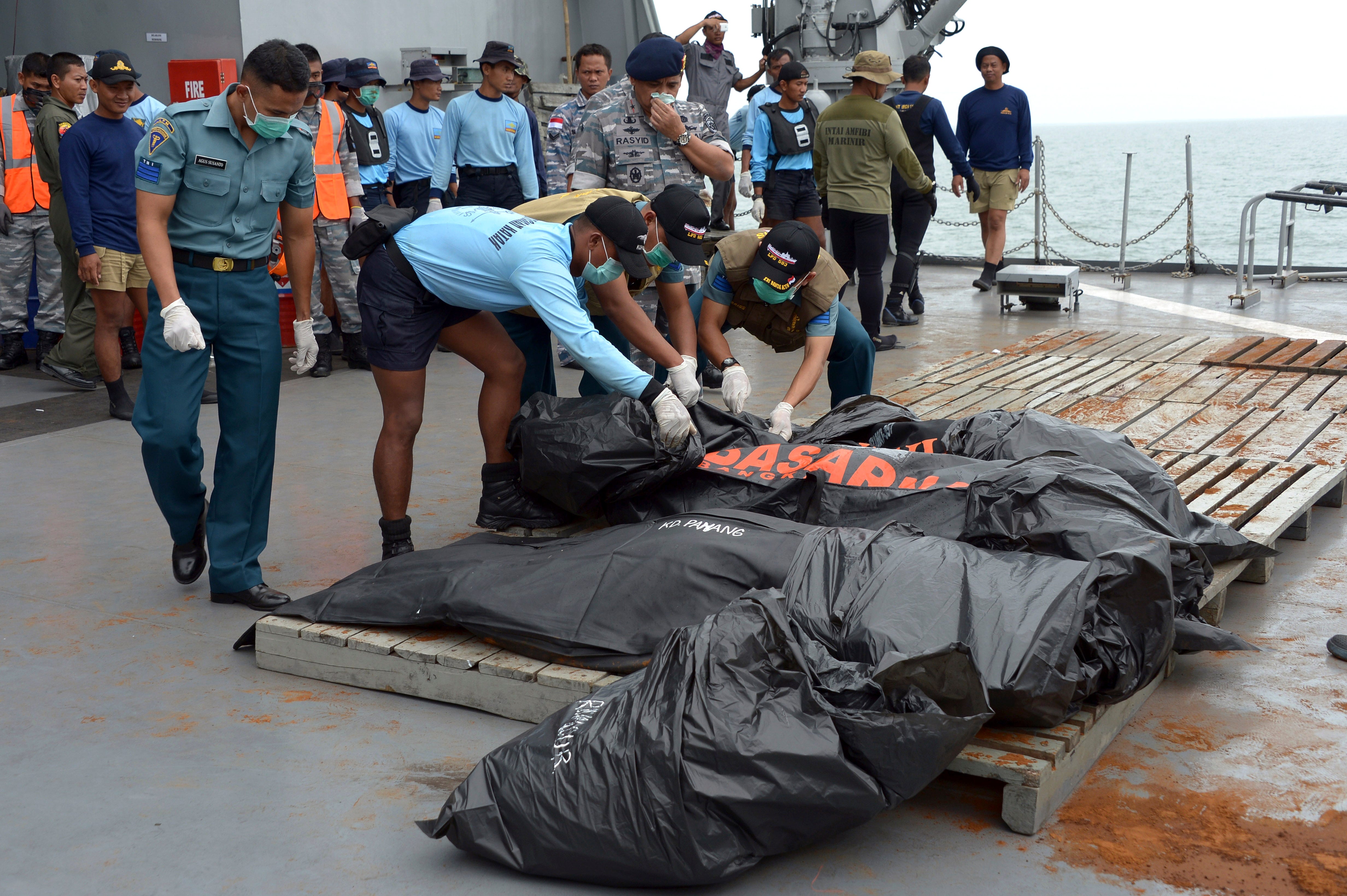 4 large objects found in hunt for AirAsia wreckage