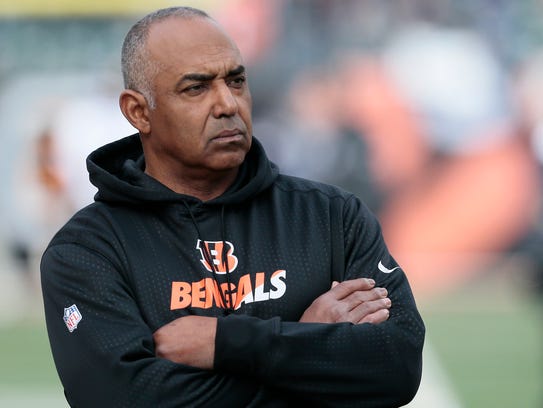 Cincinnati Bengals head coach Marvin Lewis paces the