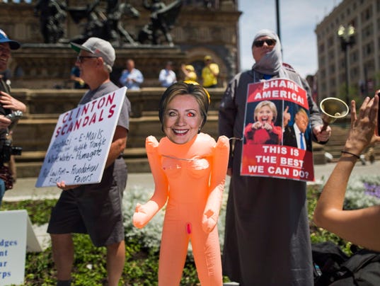 636047003950914699-hillary-clinton-protesters-in-cleveland.jpg