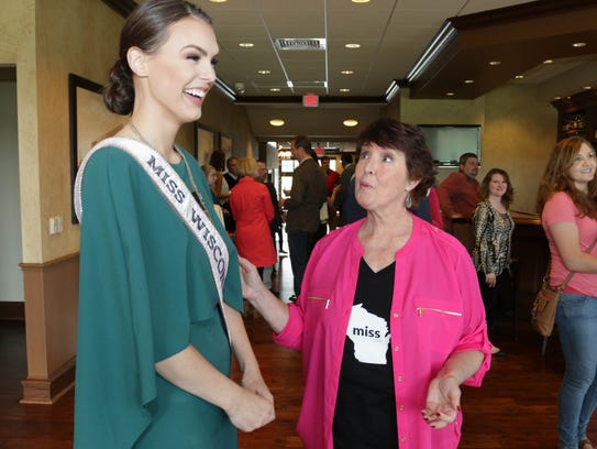 Miss Wisconsin USA's Kate Redeker of Sheboygan, left,