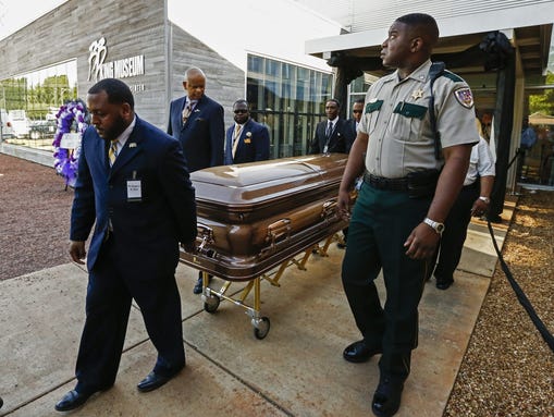 B.B. King's casket leaves the B.B. King Museum after