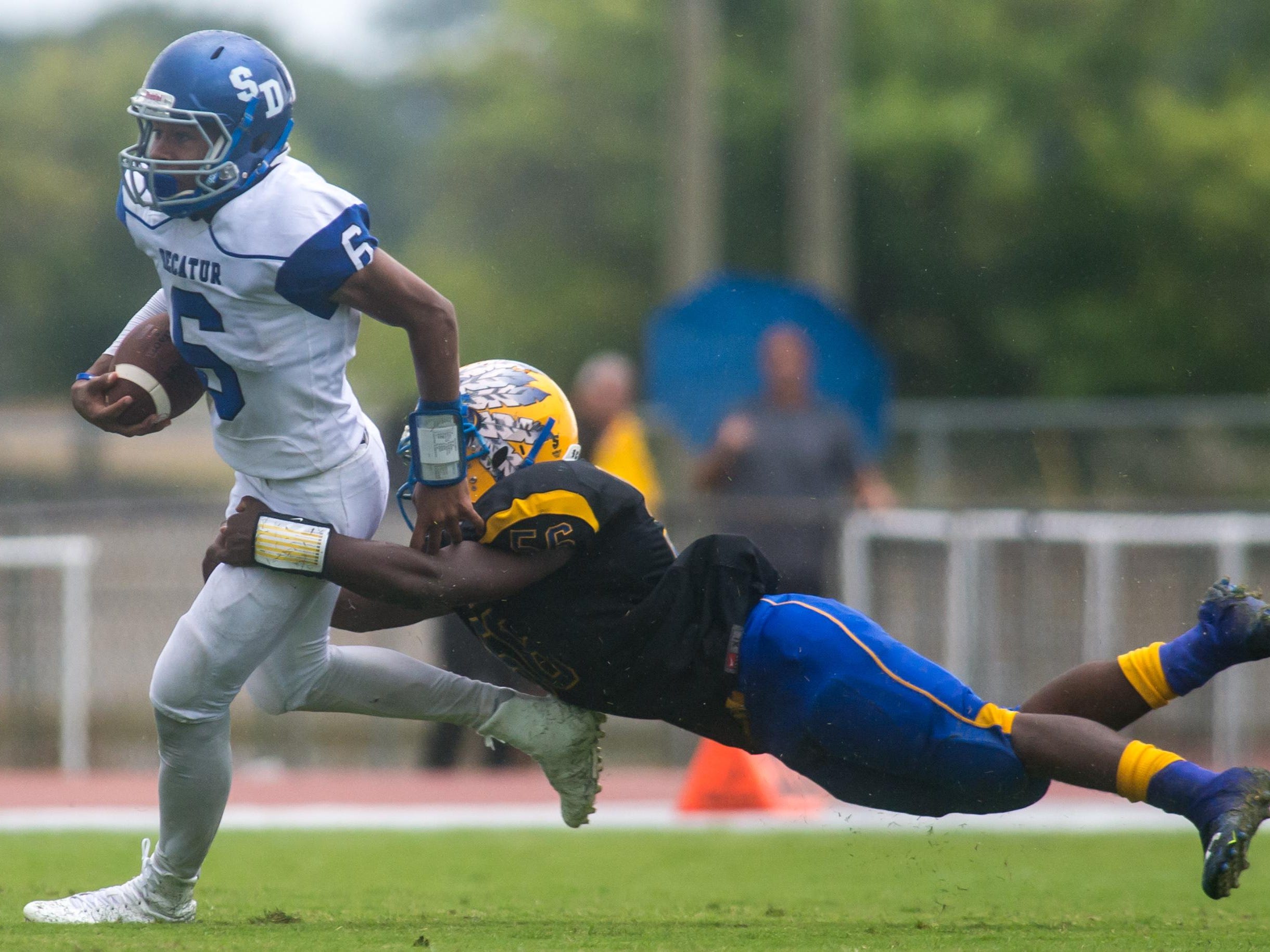 Stephen Decatur quarterback Darion McKenzie (6) rushes against Wicomico High on Saturday afternoon at Wicomico County Stadium.