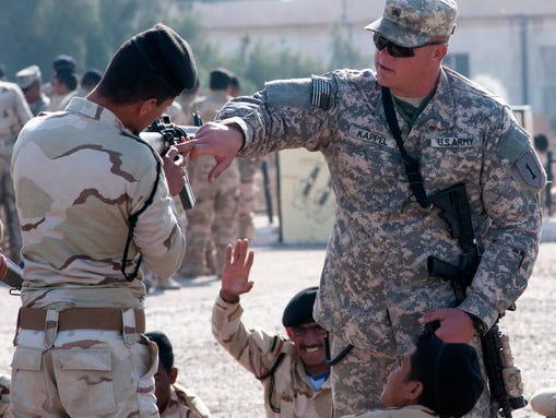 تدريبات الجيش العراقي الجديده على يد المستشارين الامريكان  635635920230827050-ARM-iraq-fight-3