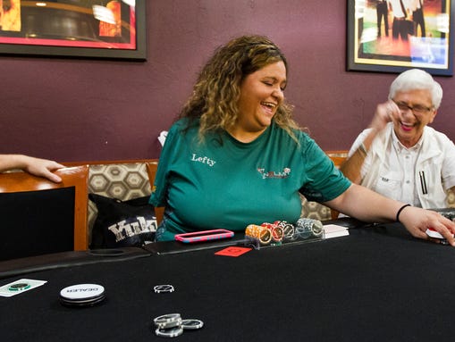 'Lefty,' the one-armed poker dealer, works for new arm