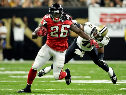 Falcons running back Tevin Coleman (26) eludes Saints