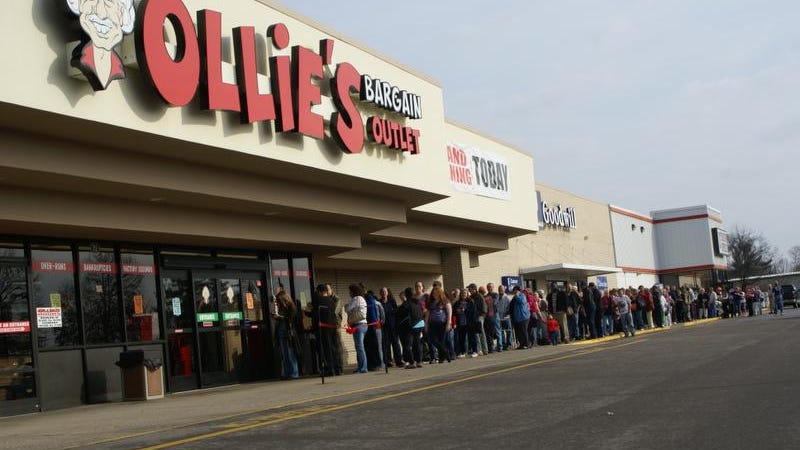 Ollie’s store opening draws hundreds