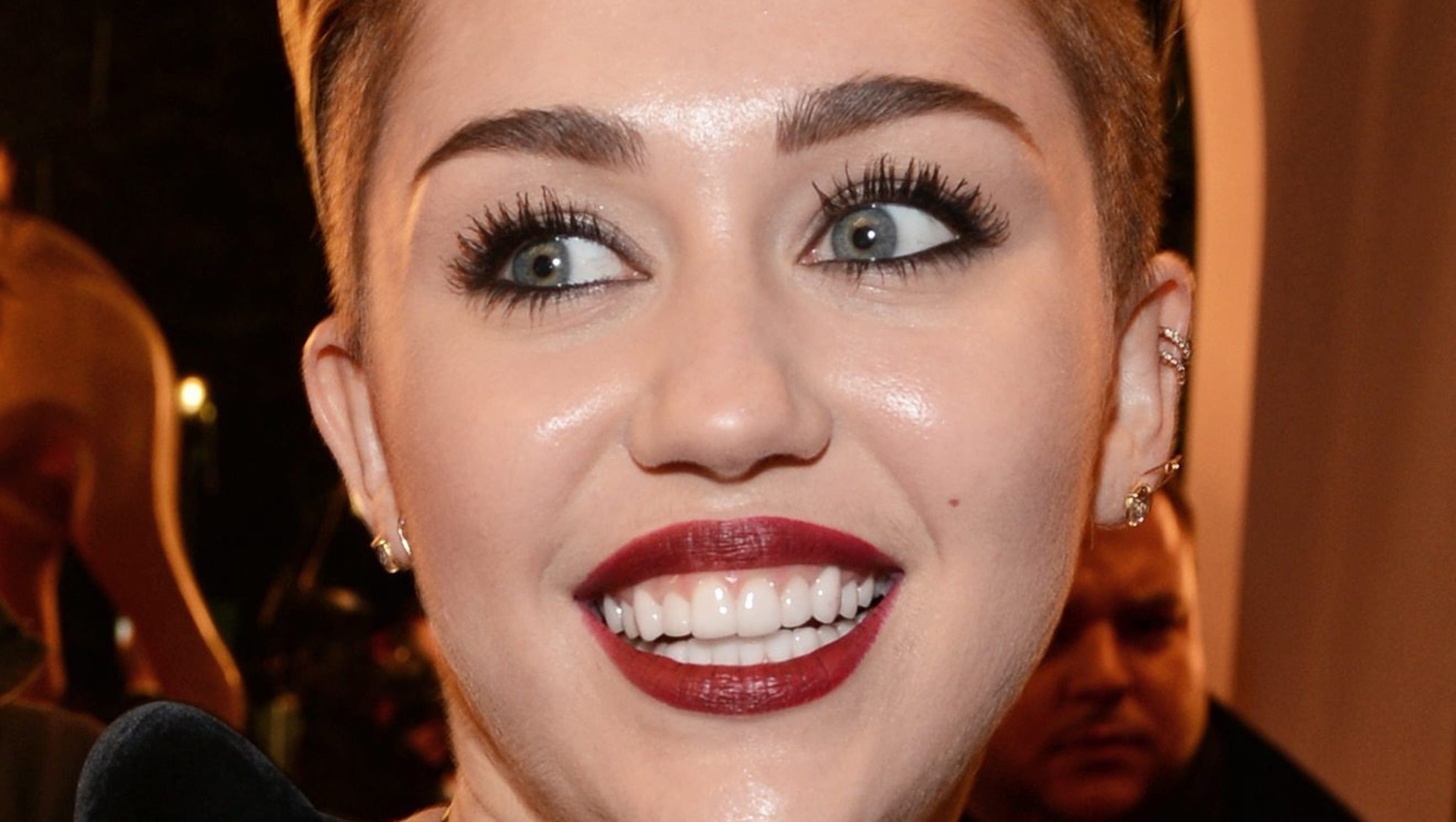 Miley Cyrus bleaches her eyebrows