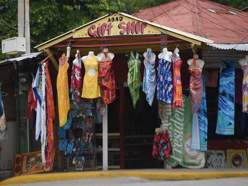 Una tienda de regalos en la República Dominicana, cerca de una playa. / Yamiche Alcindor, USA TODAY
