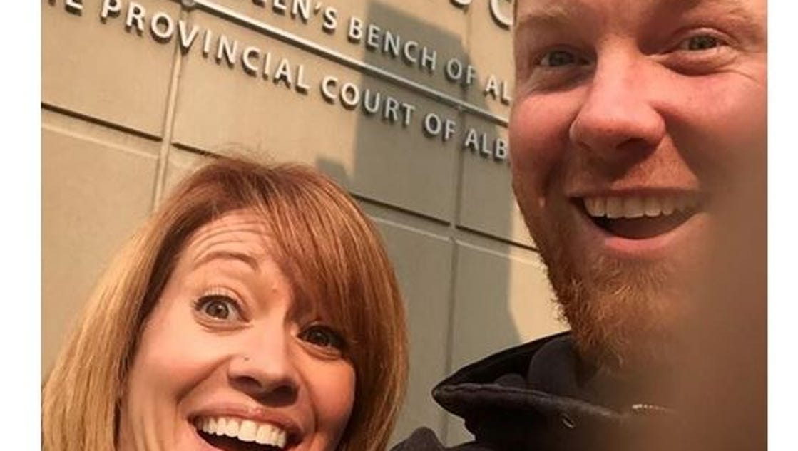 Couple S Smiling Divorce Selfie Goes Viral