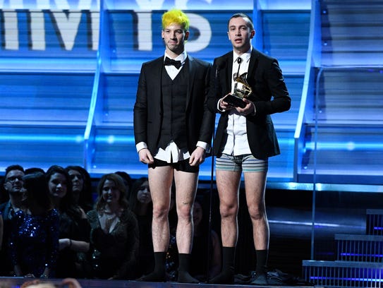 Twenty One Pilots accepts best pop duo /group performance