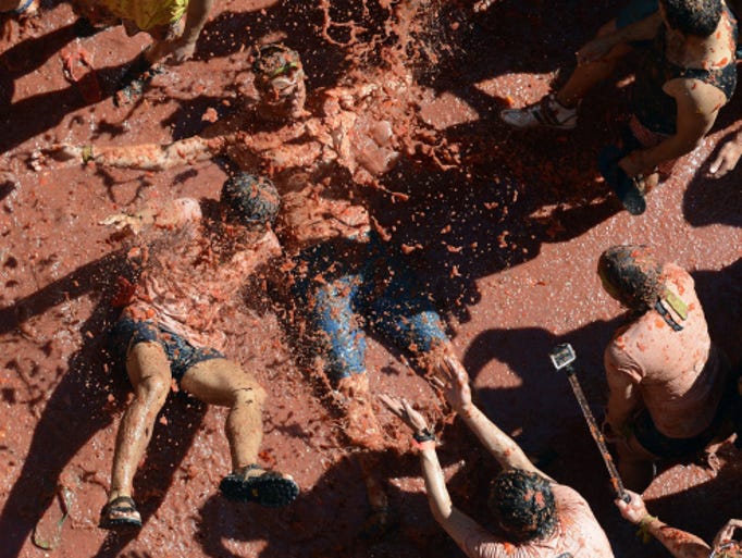 VALENCIA, SPAIN - AUGUST 27: Revellers throw tomatoes while participating the annual La Tomatina festival on August 27, 2014 in Bunol district of Valencia, Spain. (Photo by Evrim Aydin/Anadolu Agency/Getty Images)
