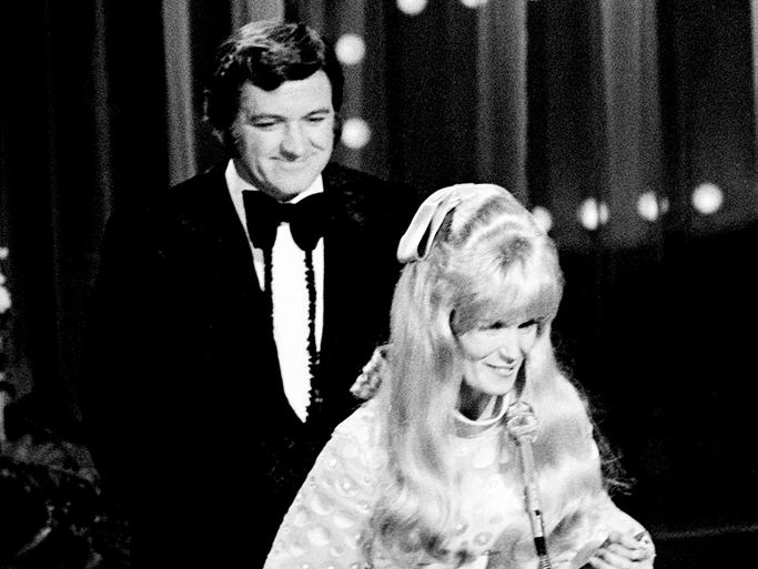 Lynn Anderson thanks the crowd for her Female Singer of the Year award at the CMA Awards show Oct. 10, 1971, at the Grand Ole Opry. Presenter George "Goober" Lindsey looks on.