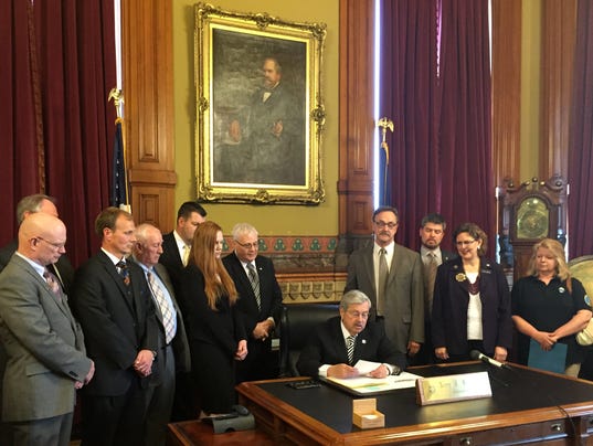 635999721933234453-Branstad-cremated-veterans-March-30-2016.jpg