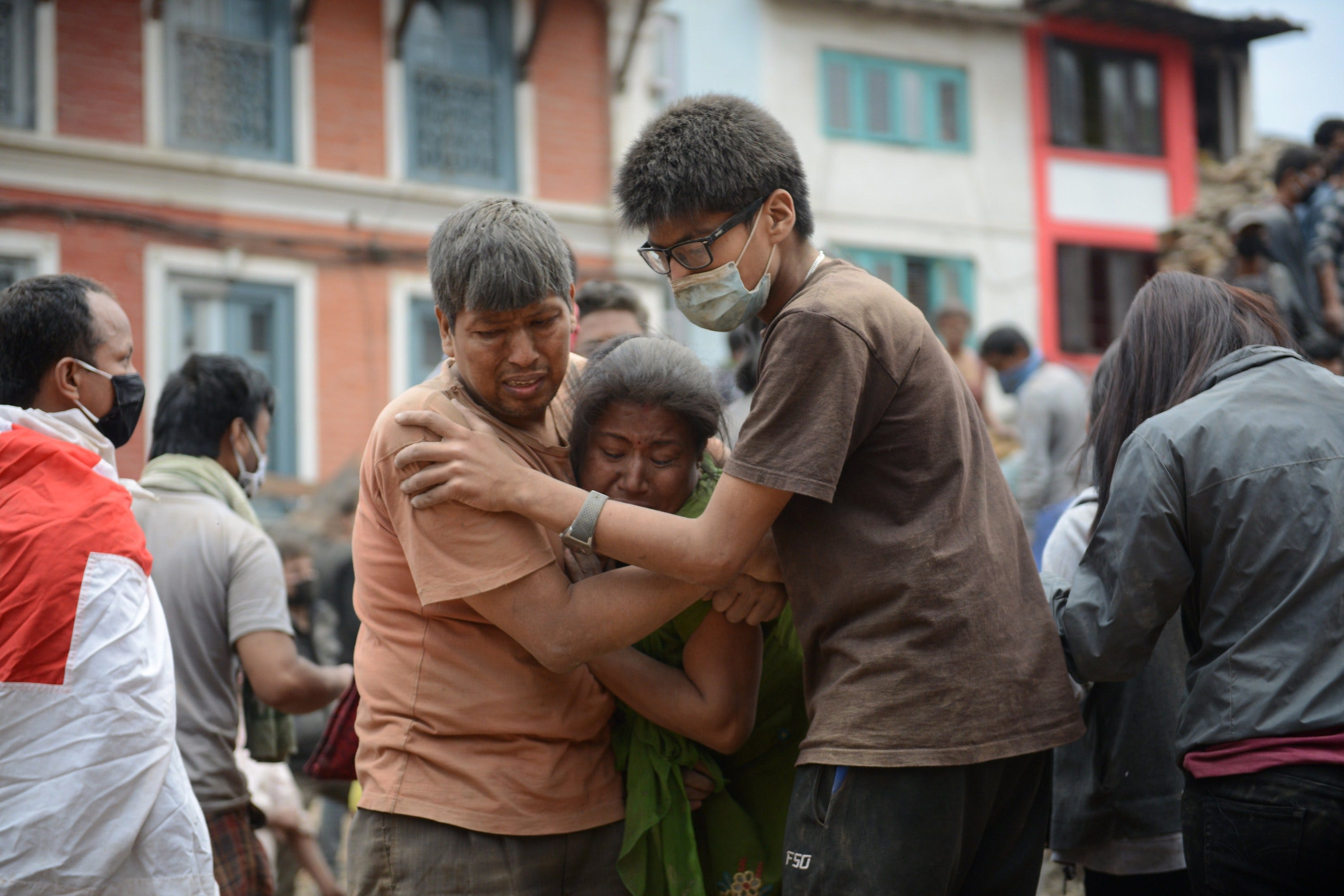 Death toll in Nepal surges amid hunt for survivors