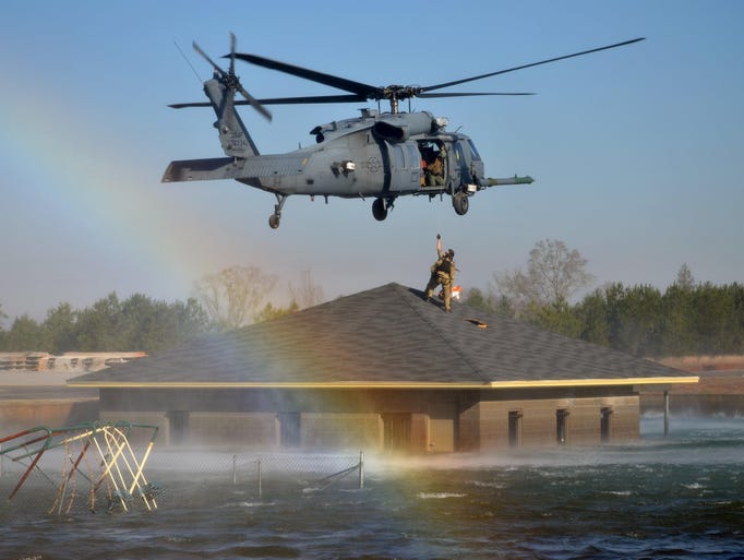 Puentes Pararescue y oficiales de rescate de combate llevan a cabo