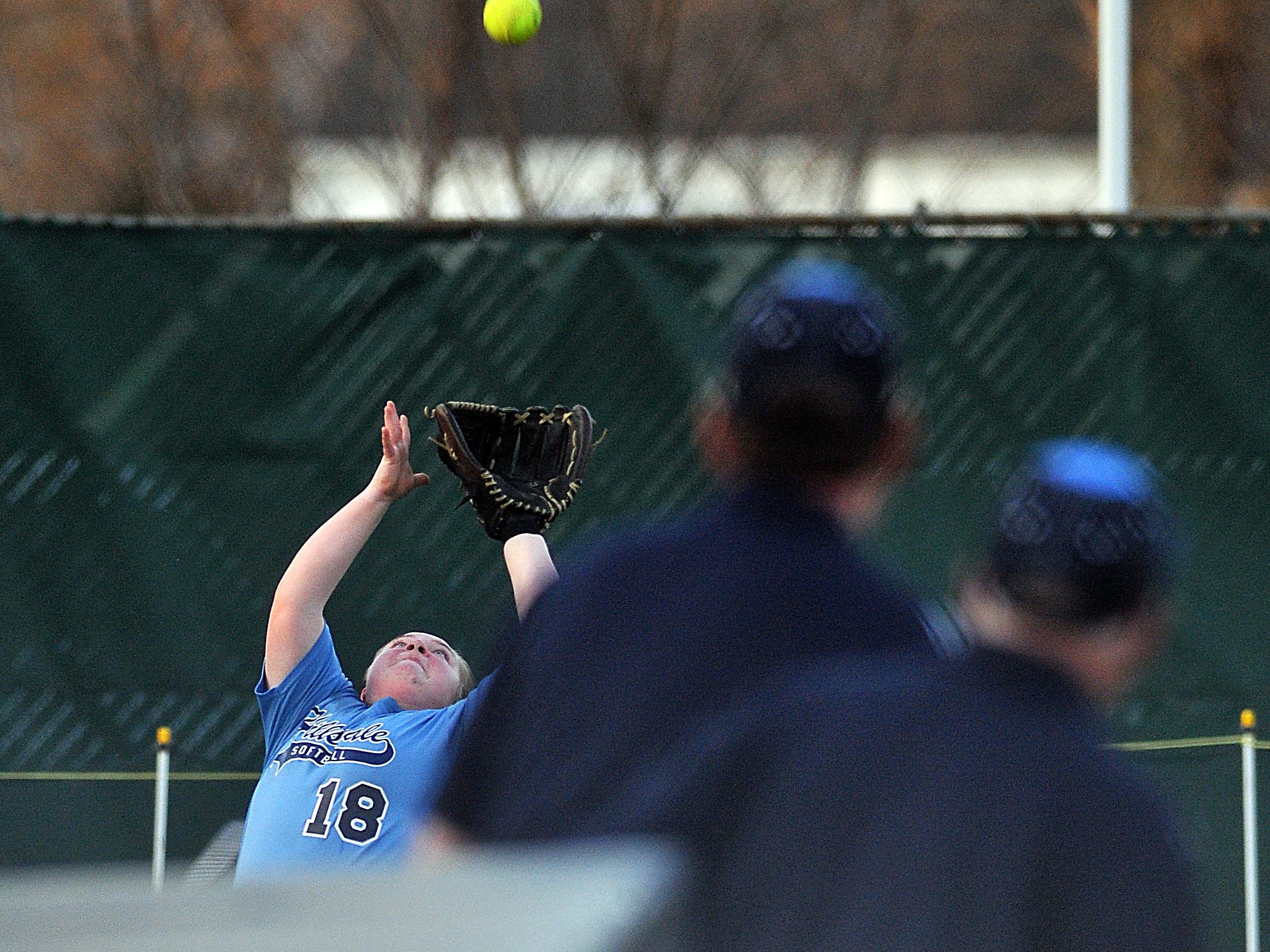 Hillsdale’s Bethany Heiby stretches for a catch against Loudonville during the Wendy’s Spring Classic at Brookside Park Friday night.