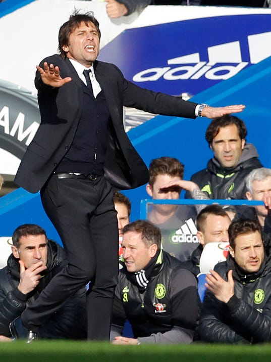 Chelsea's manager Antonio Conte gestures to his team during the English Premier League soccer match between Chelsea and Arsenal at Stamford Bridge stadium in London, Saturday, Feb. 4, 2017. (AP Photo/Frank Augstein)