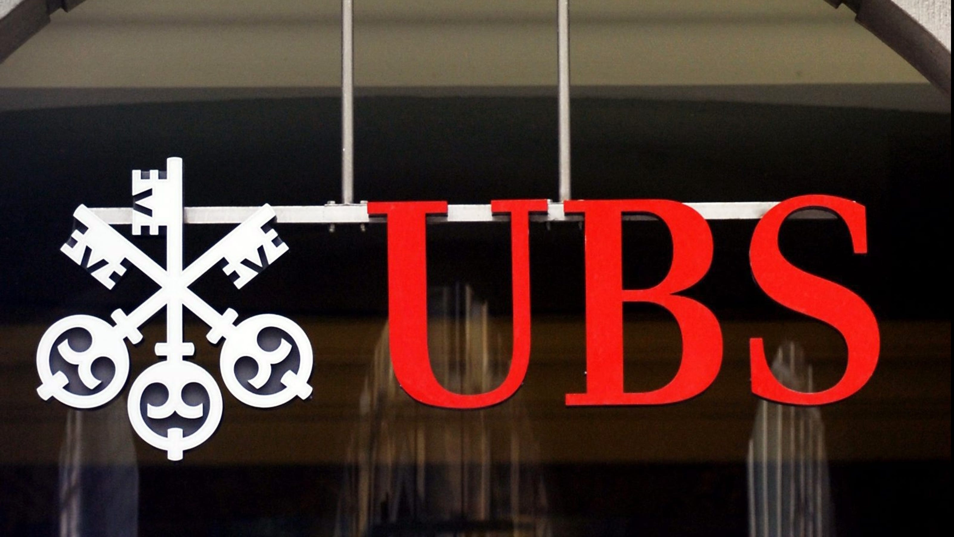 Swiss bank UBS plans massive layoffs of 10,000