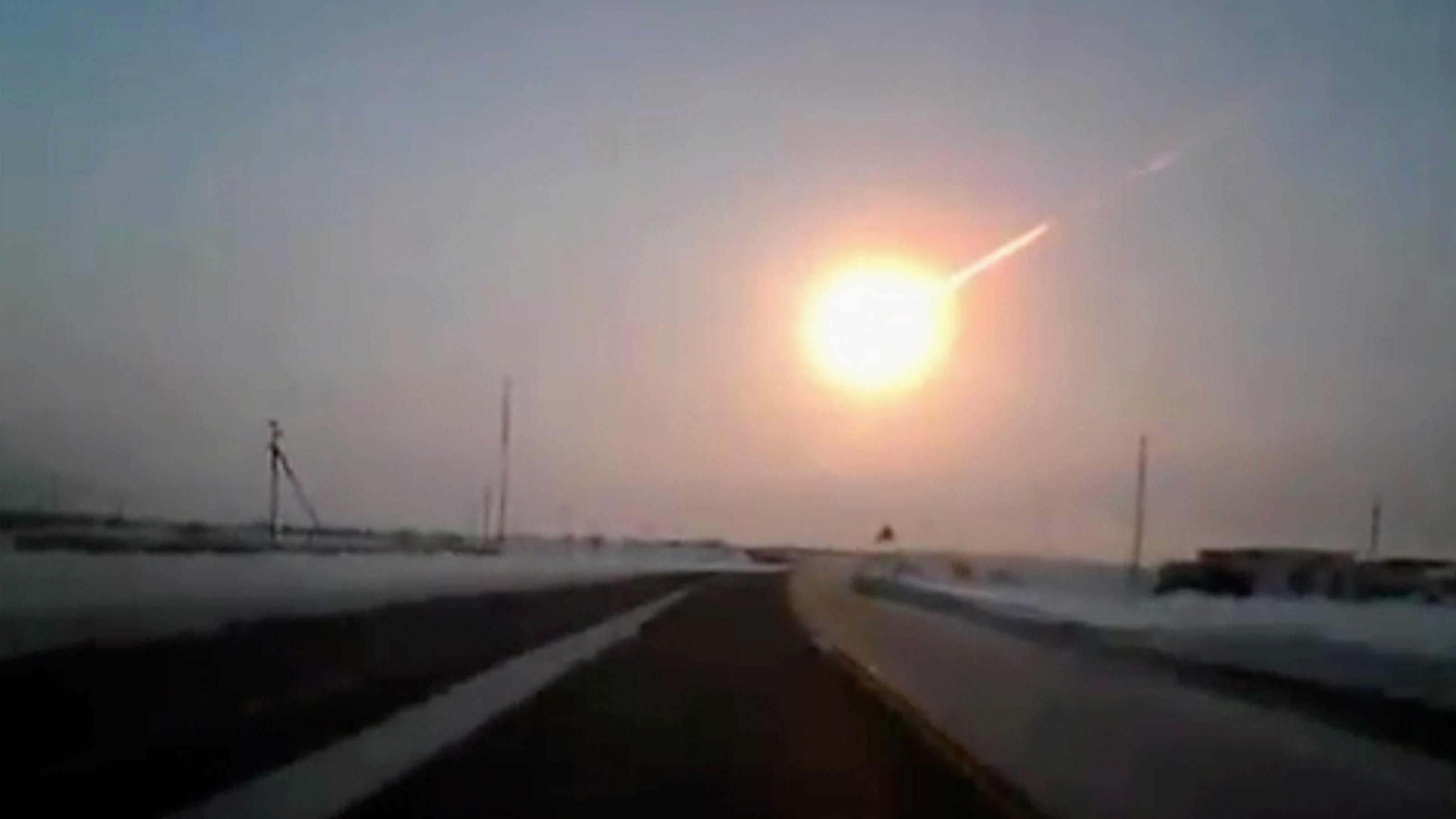 meteor-explodes-in-sky-injures-hundreds-feb-2013