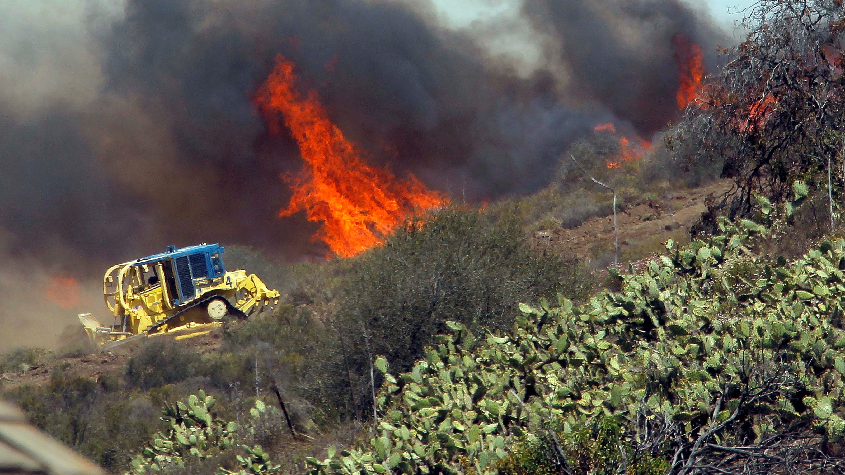 Southern California wildfire threatens college campus