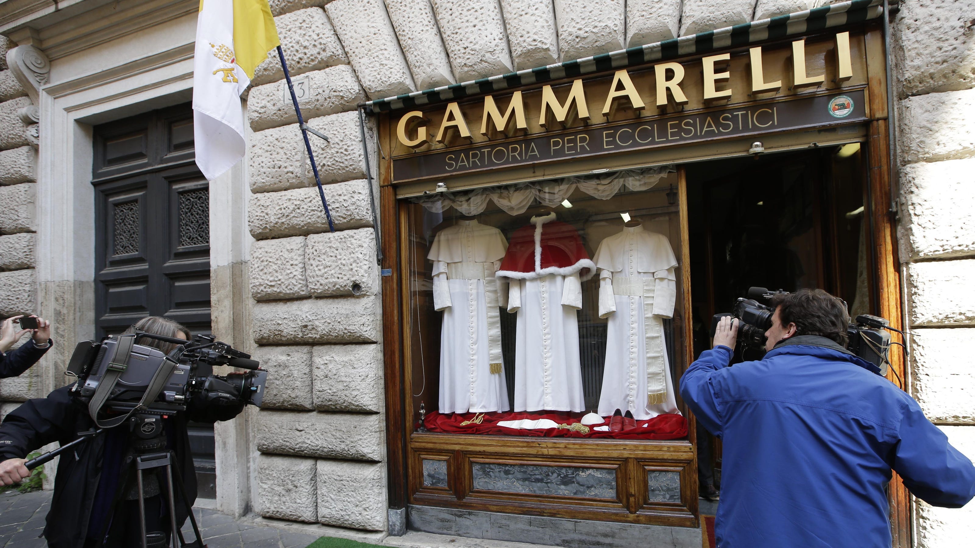 18th-century tailor shop prepares clothes for Francis
