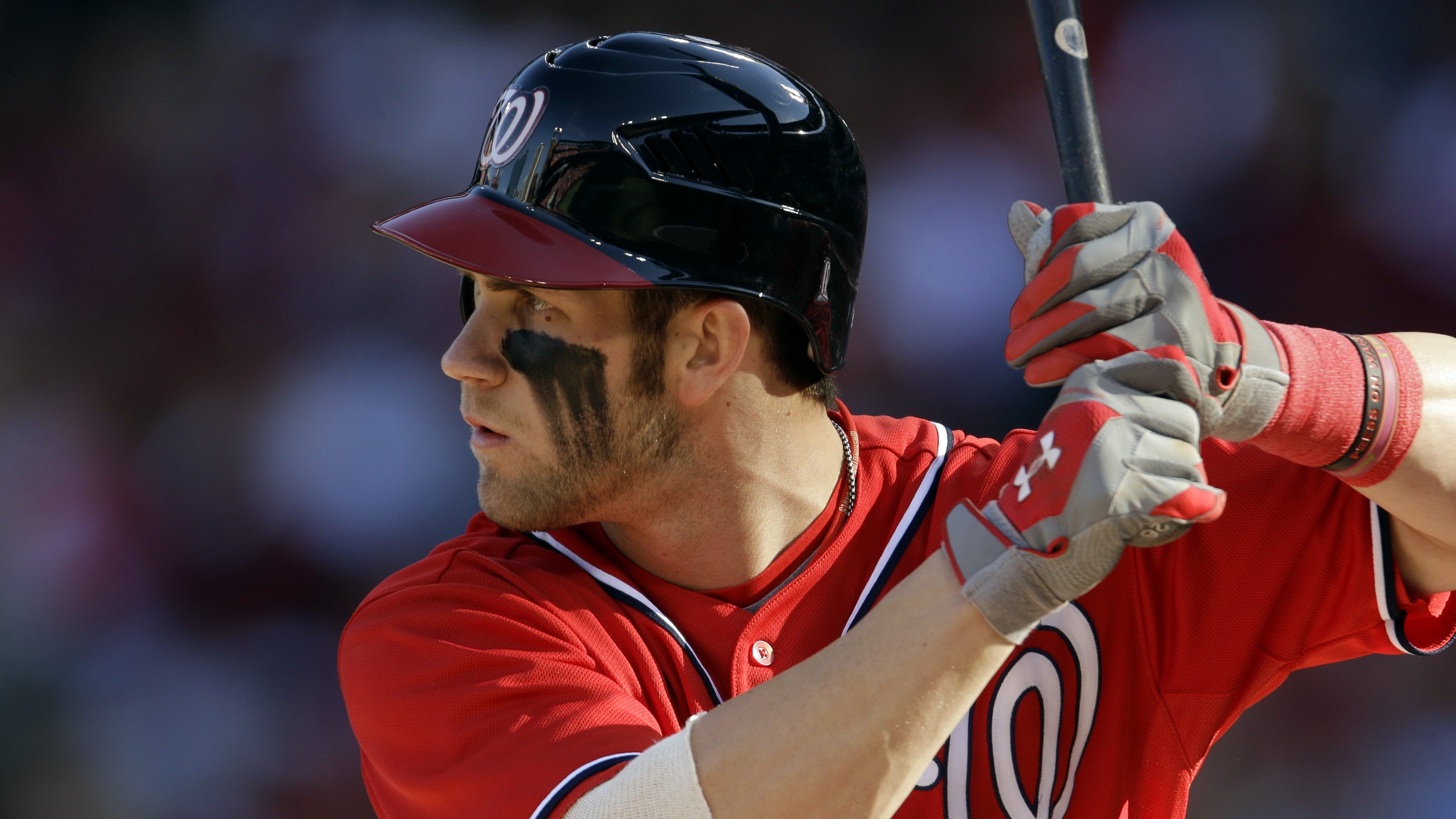 Bryce Harper applies warpaint for Game 2 (photo)