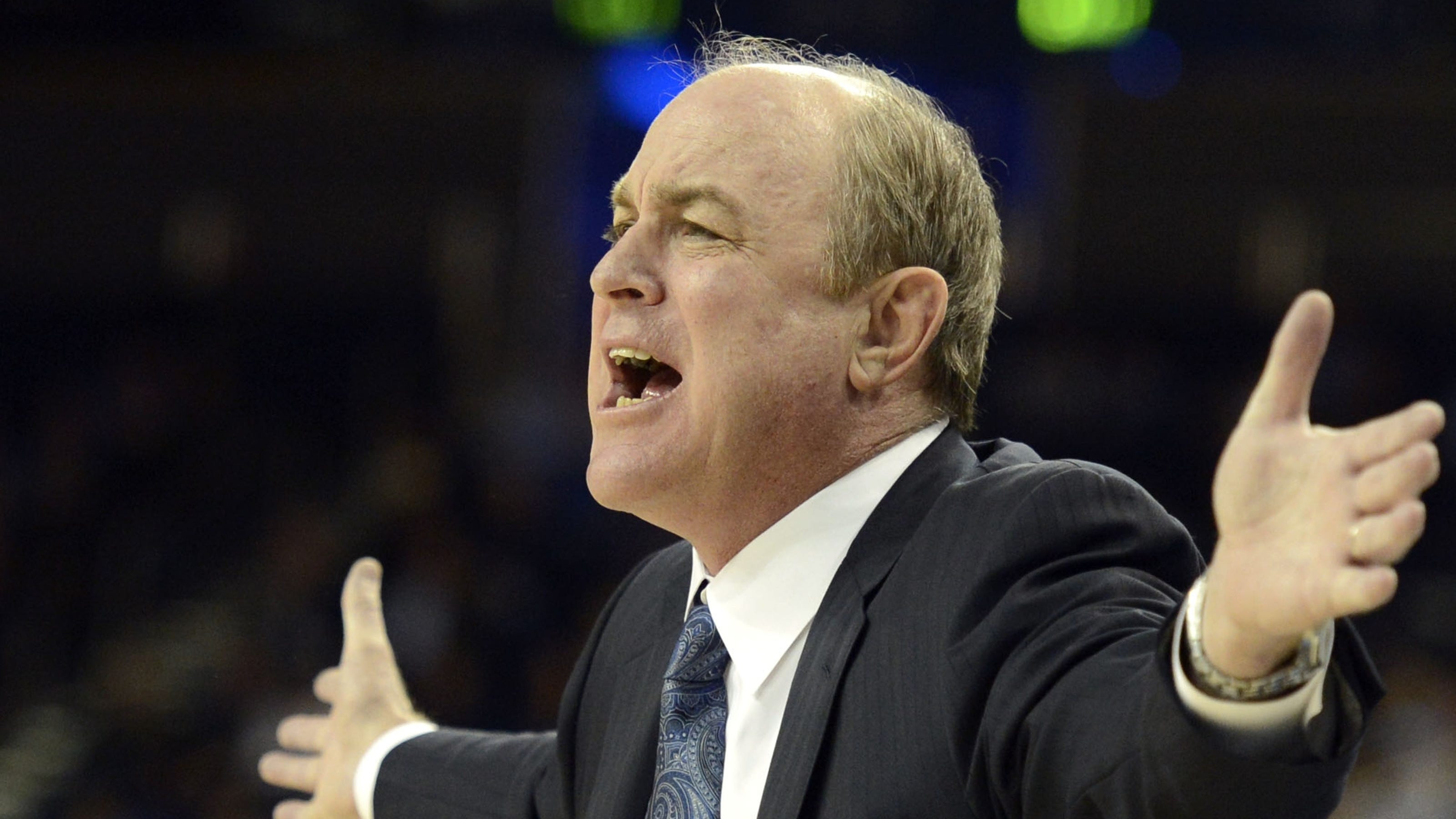 Bill Walton calls for UCLA coach Ben Howland's job on ESPN