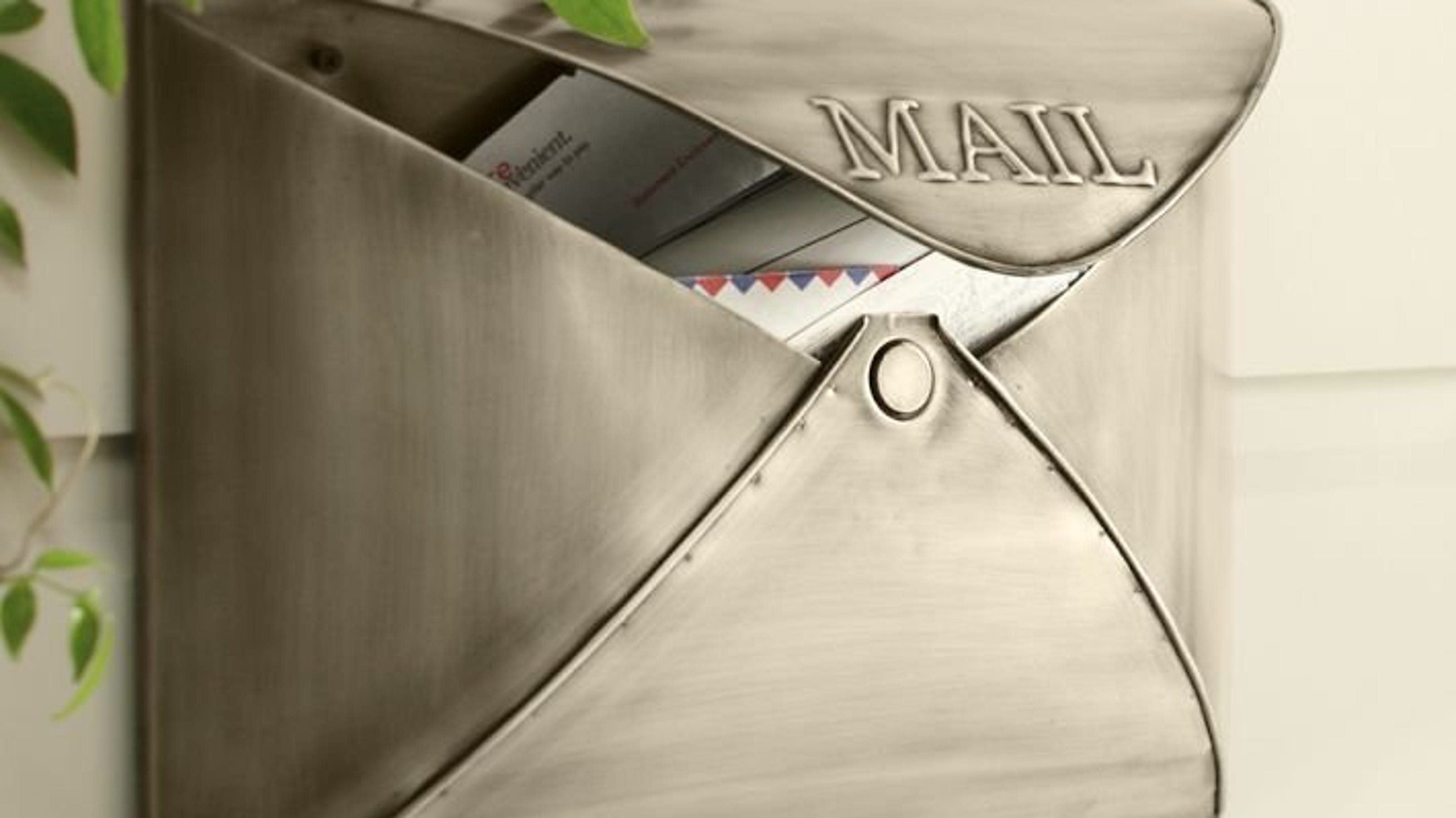 Envelopeshaped mailbox really delivers