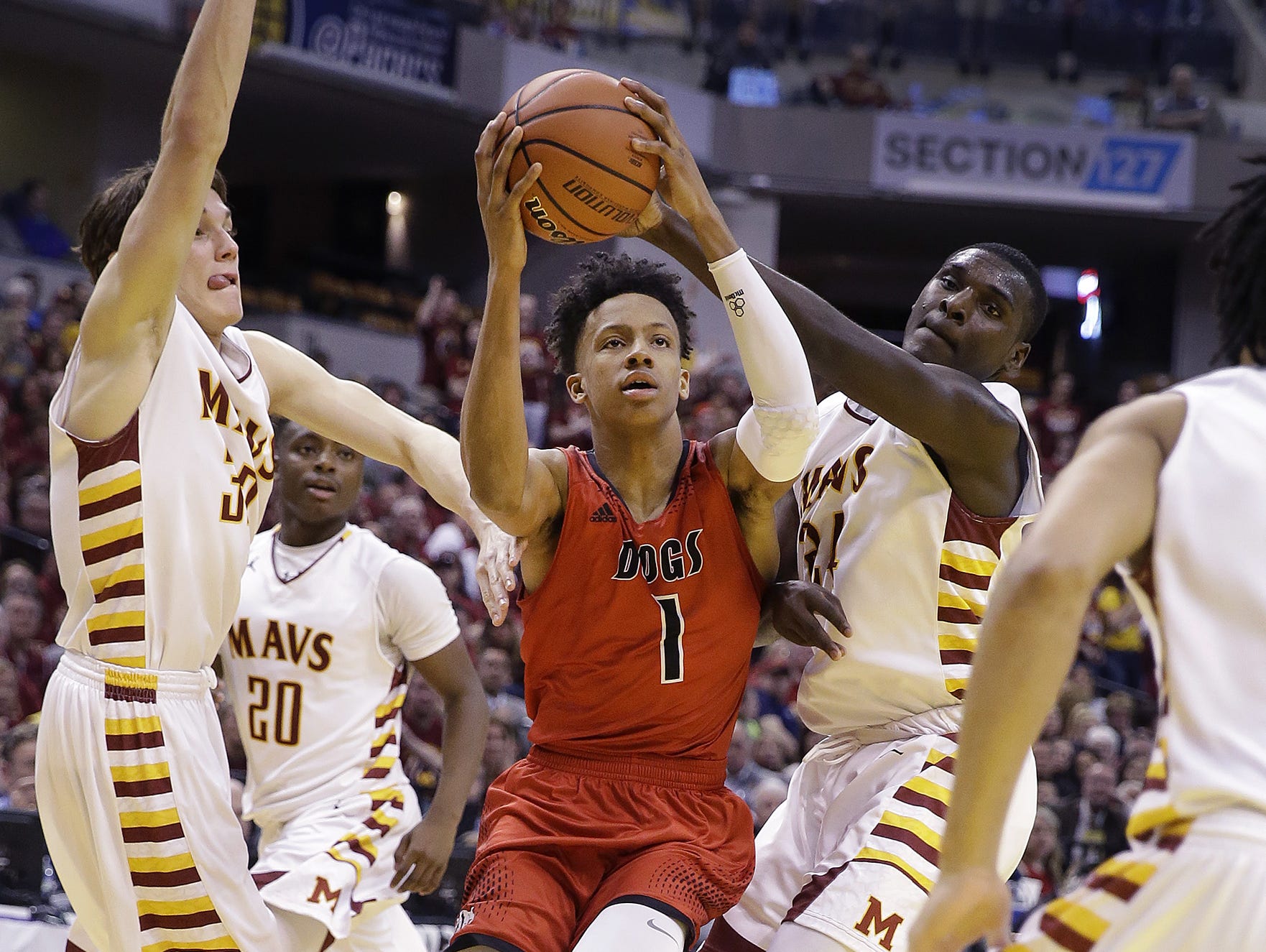 New Albany Bulldogs Romeo Langford (1) is almost triple-teamed during the Class 4A boys basketball state final game Mar 26, 2016, at Bankers Life Fieldhouse.