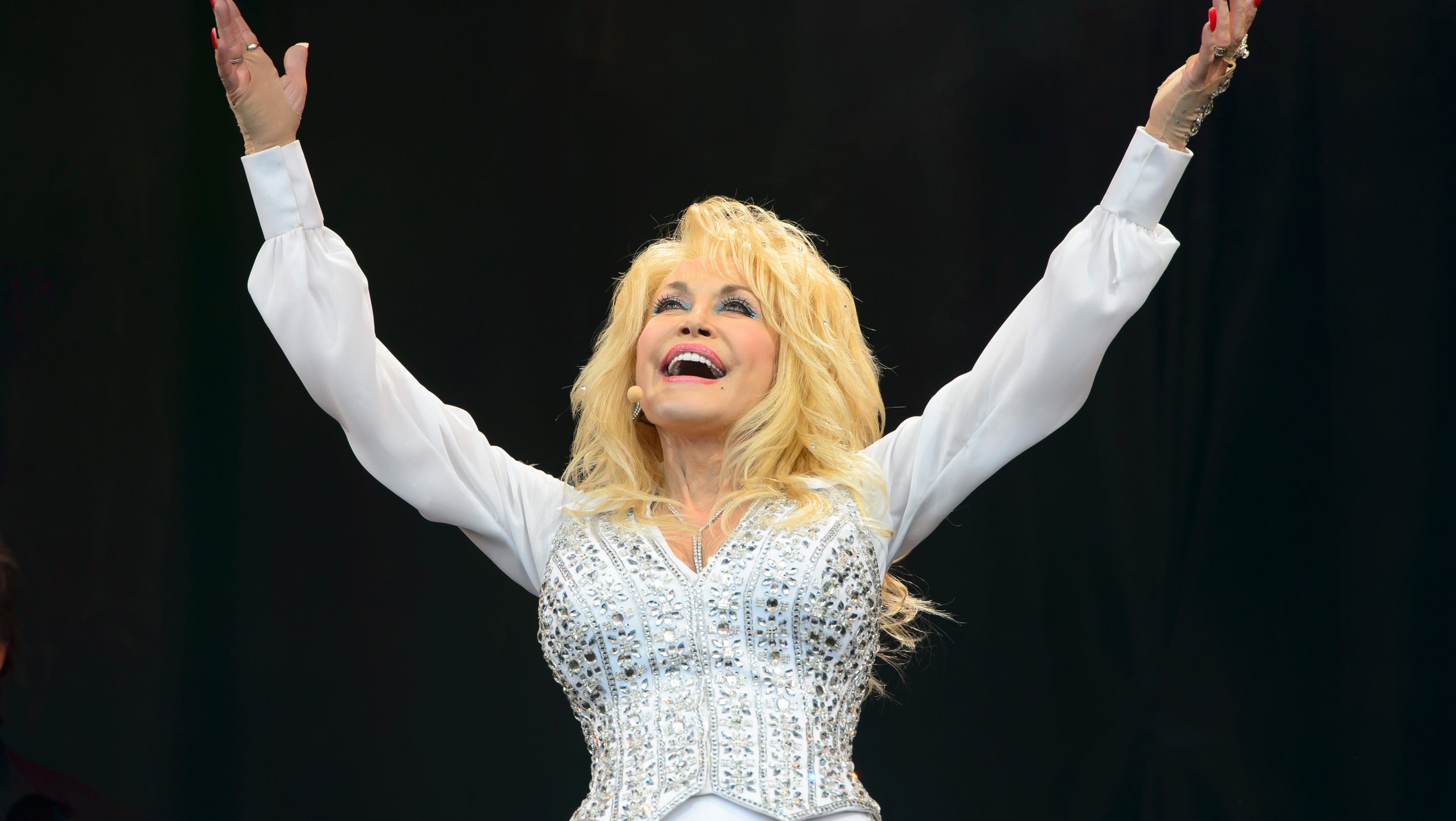 Dolly Parton is 'Just a Wee Bit Gay'3200 x 1680
