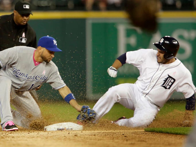 Tigers endure long night in loss to Kansas City, 2-1, in extras 635668987349212449-Tigers-29