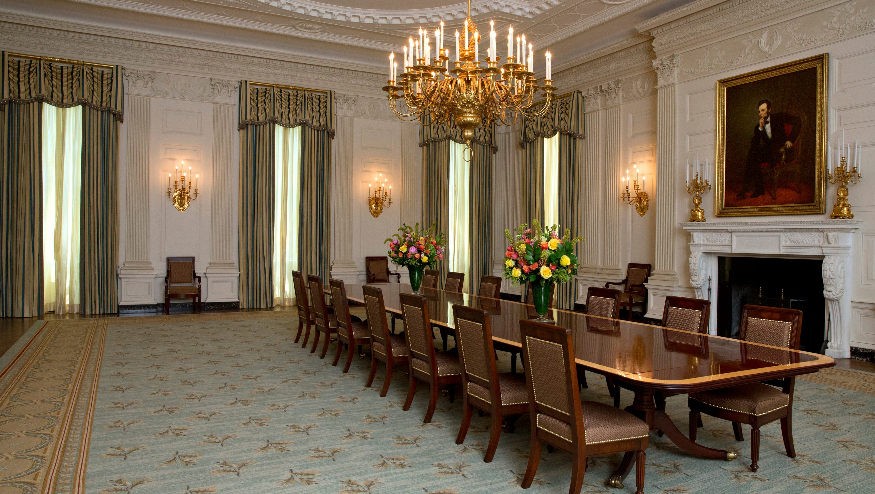 michelle-obama-touches-up-state-dining-room