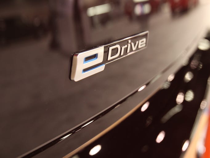 The badge that shows that the 2014 BMW i3 is electric