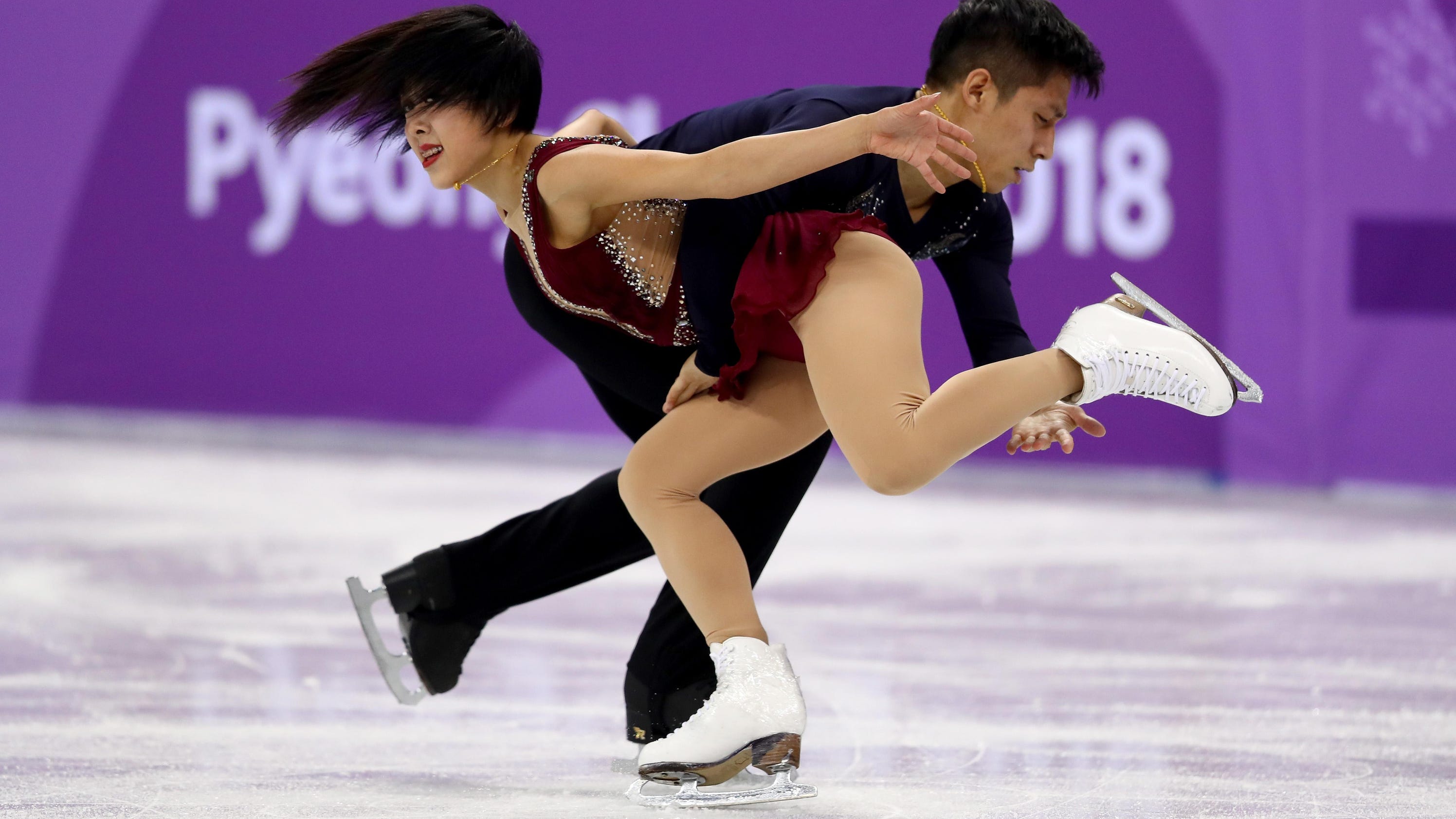 Chinese take lead on Russians after pairs short program