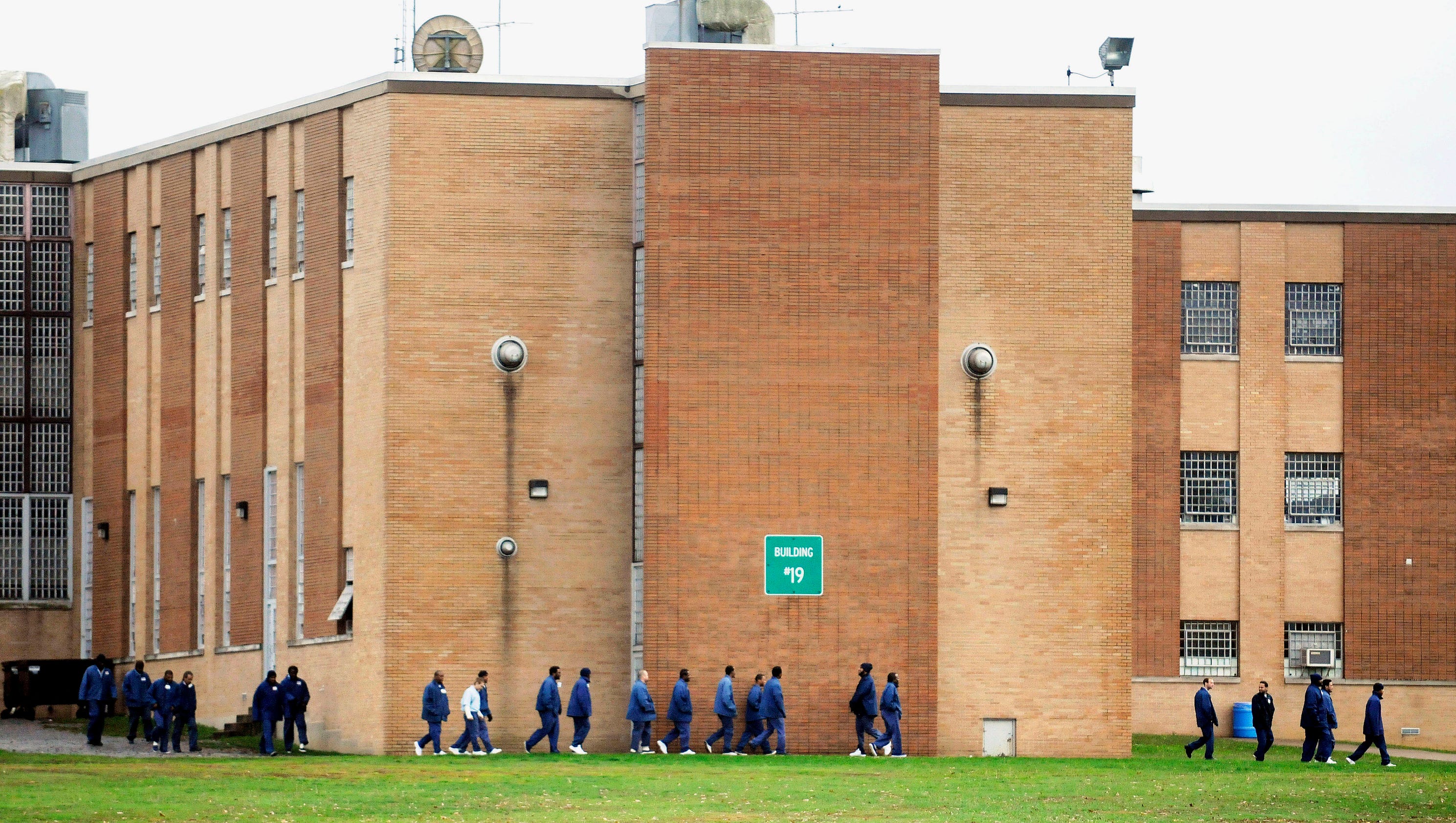 does prison deter crime By adam werner does jail deter crime review the literature the problem hypothesis questionnaire jail time and deterance against-prison time prevents crime by keeping the criminal out of society, not by deterrence. does prison deter crime By adam werner does jail deter crime review the literature the problem hypothesis questionnaire jail time and deterance against-prison time prevents crime by keeping the criminal out of society, not by deterrence.