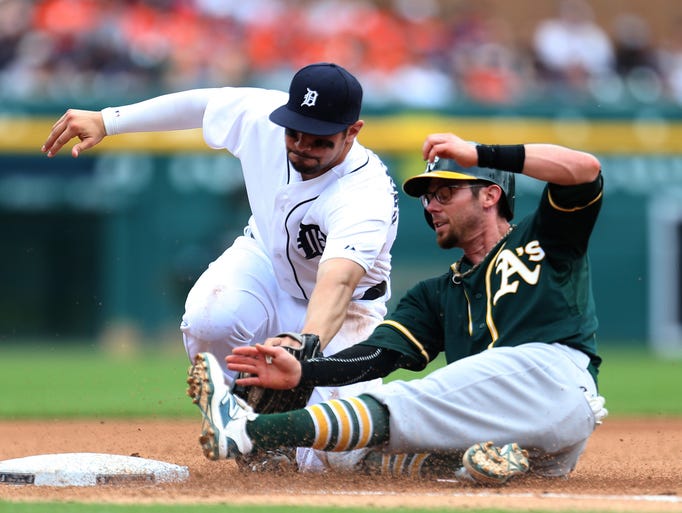 Despite rally, Tigers suffer another series sweep vs. A's, 7-5 635690338482294535-tigers-060415-kd003
