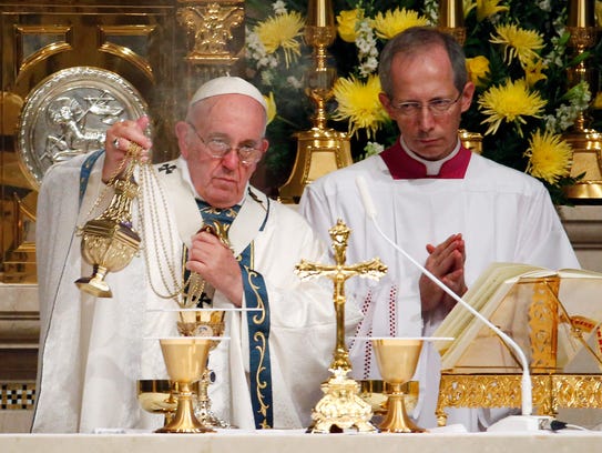 Pope Francis blesses the bread and the Blood of Christ